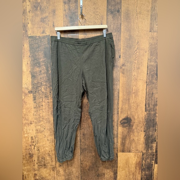 Lululemon Essential Affinity Mid Rise Jogger
Dark Olive size 12 EUC - Picture 2 of 6